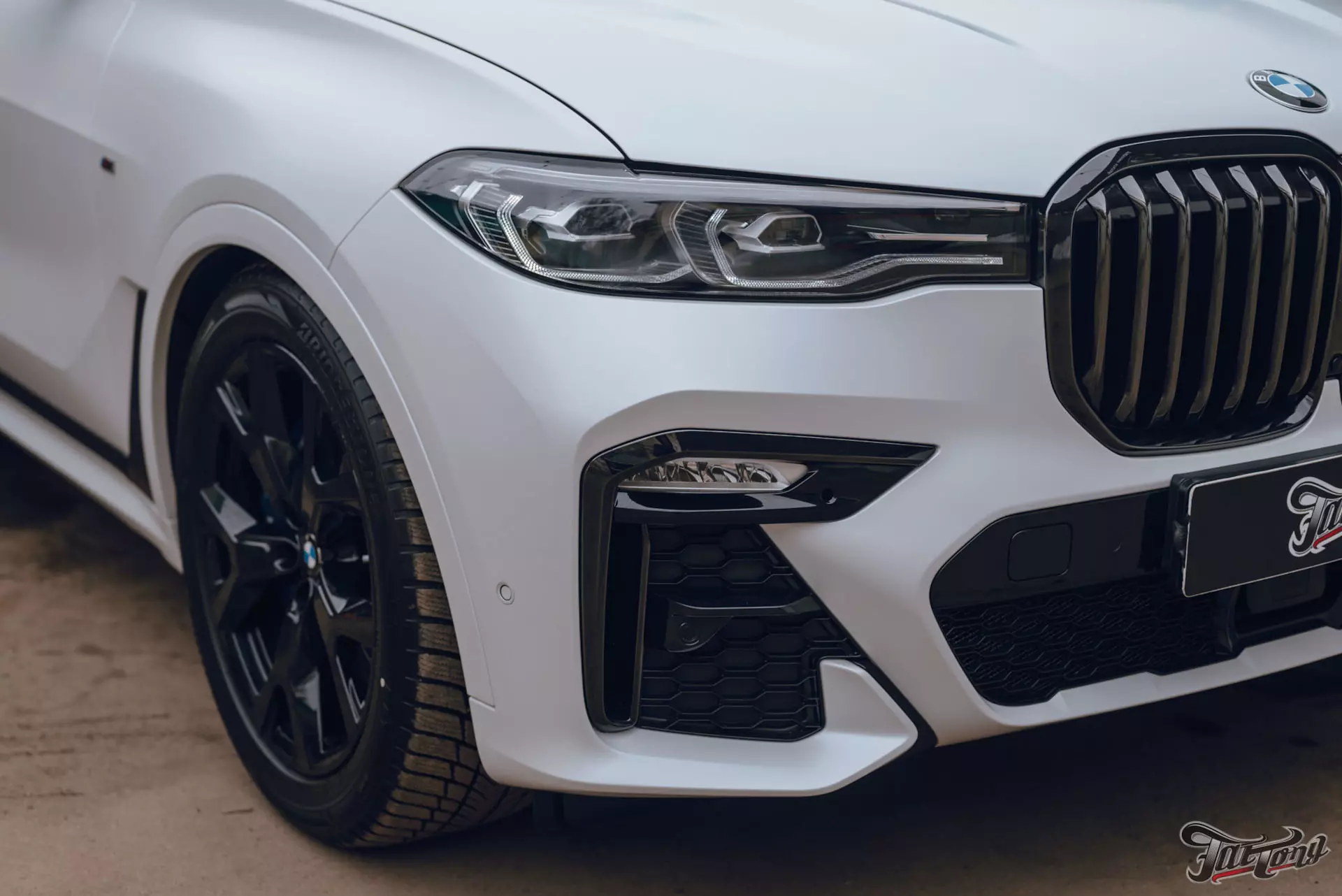 BMW X7. Оклейка в матовый полиуретан. Детейлинг